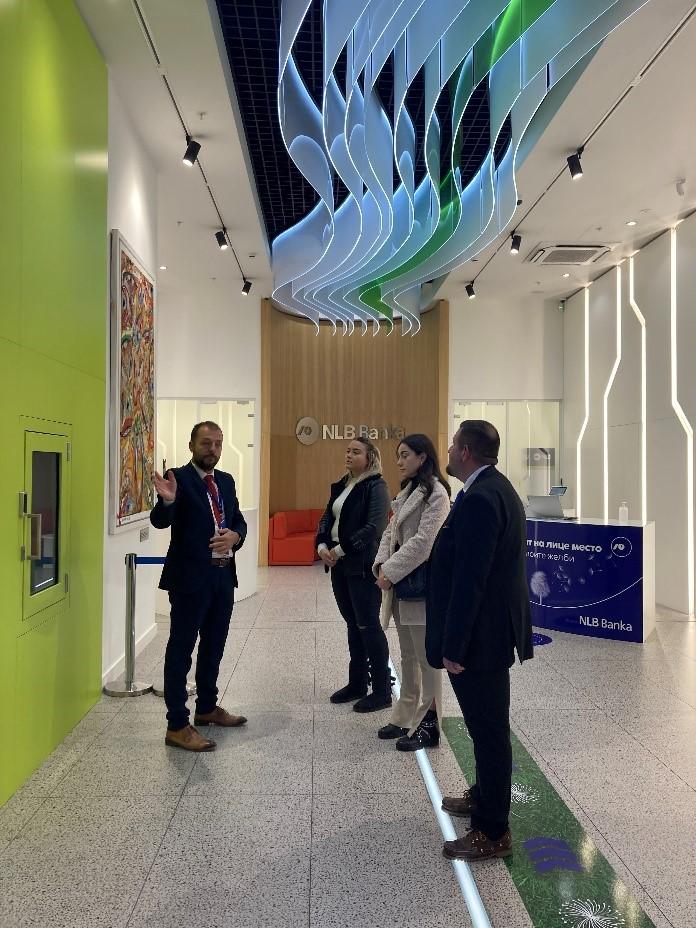 УАКС студентите во посета на НЛБ Банка